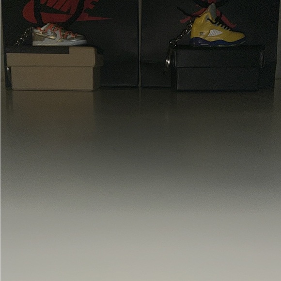 Mini Sneaker Keychains Set - Picture 8 of 9